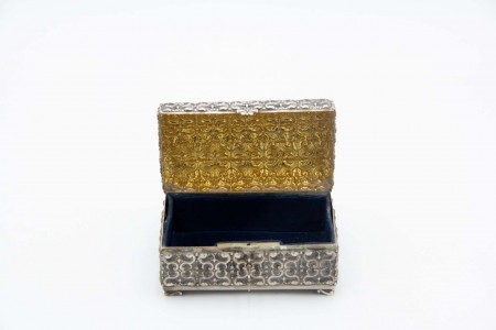 Guarda jóias de prata relevada em forma de baú